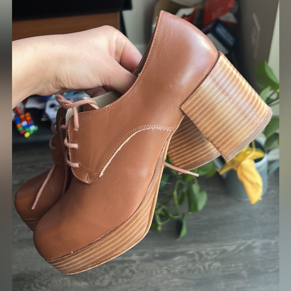 Intentionally Blank Albany brown platform lace up heels Size 8